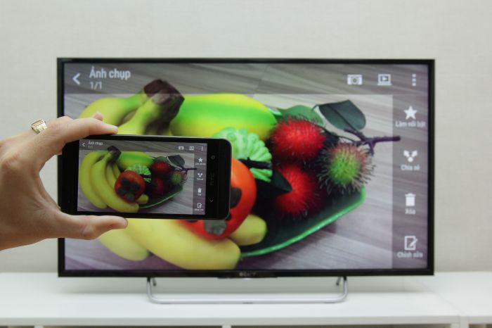 Cách phản chiếu hình ảnh từ điện thoại HTC lên tivi Sony > Xem hình ảnh từ điện thoại trên màn hình tivi