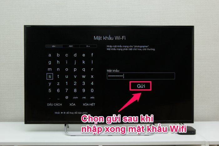 Cách phản chiếu hình ảnh từ iPhone qua tivi bằng AirPlay > Nhập mật khẩu Wifi và chọn gửi