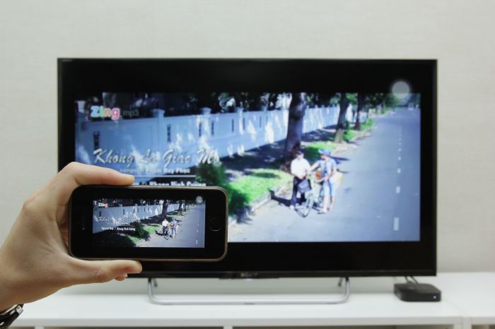 Cách phản chiếu hình ảnh từ iPhone qua tivi bằng AirPlay > Xem video từ màn hình điện thoại lên màn hình tivi