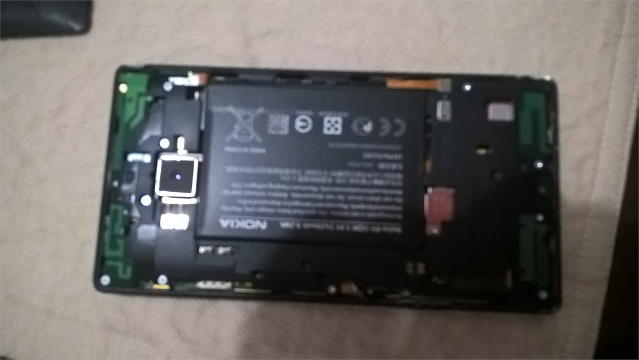 Lumia 930 sống sót kỳ diệu khi bị văng ra đường cao tốc với tốc độ 100km/h 3 Lumia 930 sống sót kỳ diệu khi bị văng ra đường cao tốc với tốc độ 100km/h 3