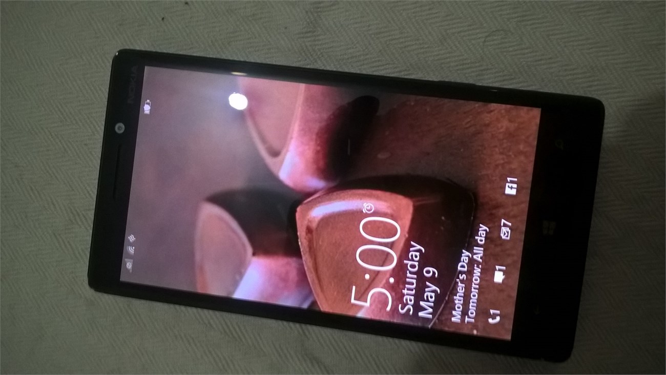 Lumia 930 sống sót kỳ diệu khi bị văng ra đường cao tốc với tốc độ 100km/h 4 Lumia 930 sống sót kỳ diệu khi bị văng ra đường cao tốc với tốc độ 100km/h 4