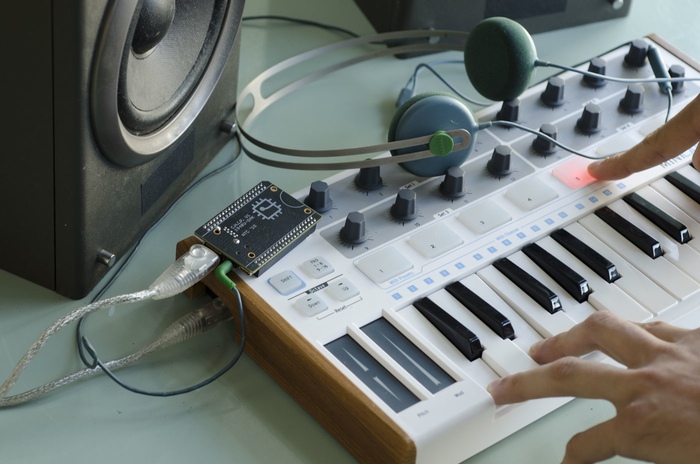 Kết nối với bàn phím MIDI và loa để tập chơi Piano Kết nối với bàn phím MIDI và loa để tập chơi Piano