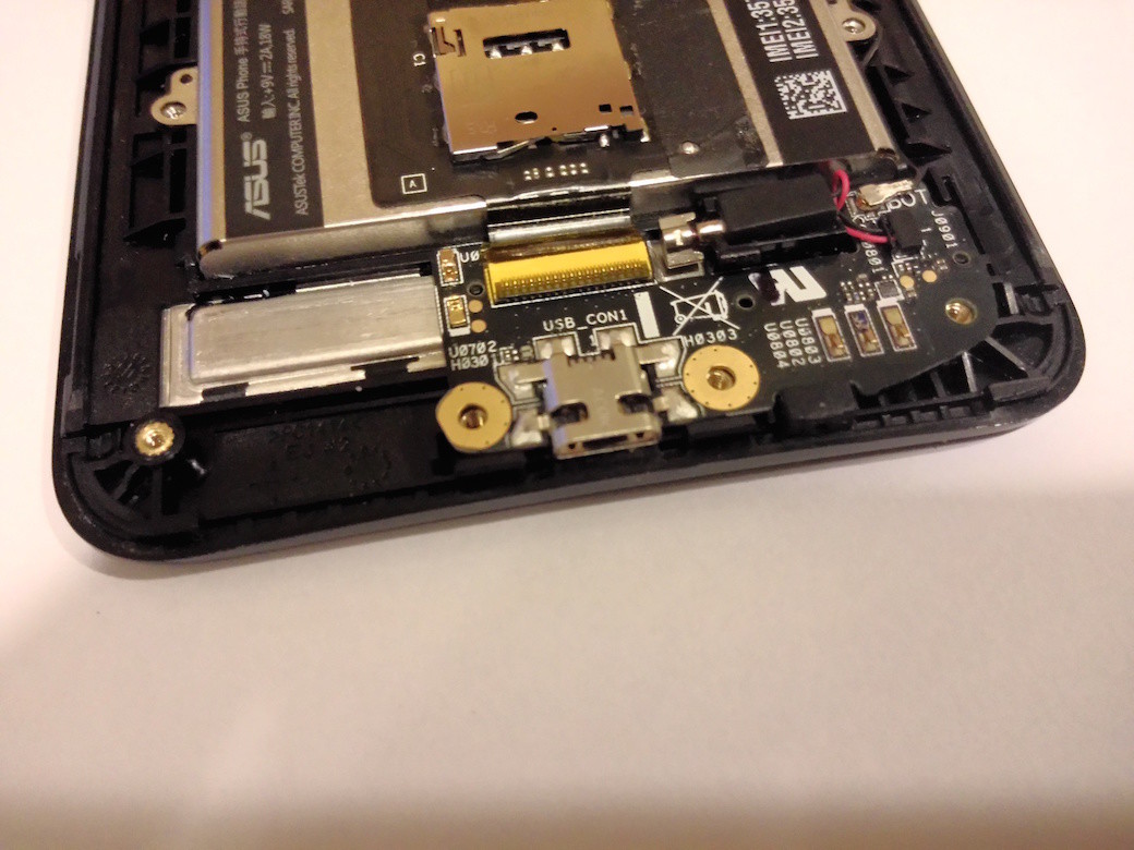 Đáy máy là nơi bố trí cổng microUSB và một lỗ mic Đáy máy là nơi bố trí cổng microUSB và một lỗ mic