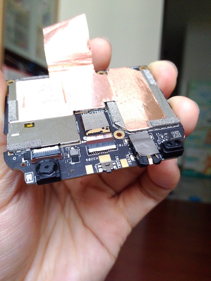 Bên dưới bo mạch chủ Bên dưới bo mạch chủ