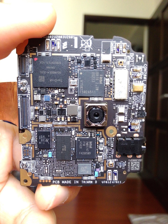 Các linh kiện của Intel bao quanh cụm camera Các linh kiện của Intel bao quanh cụm camera