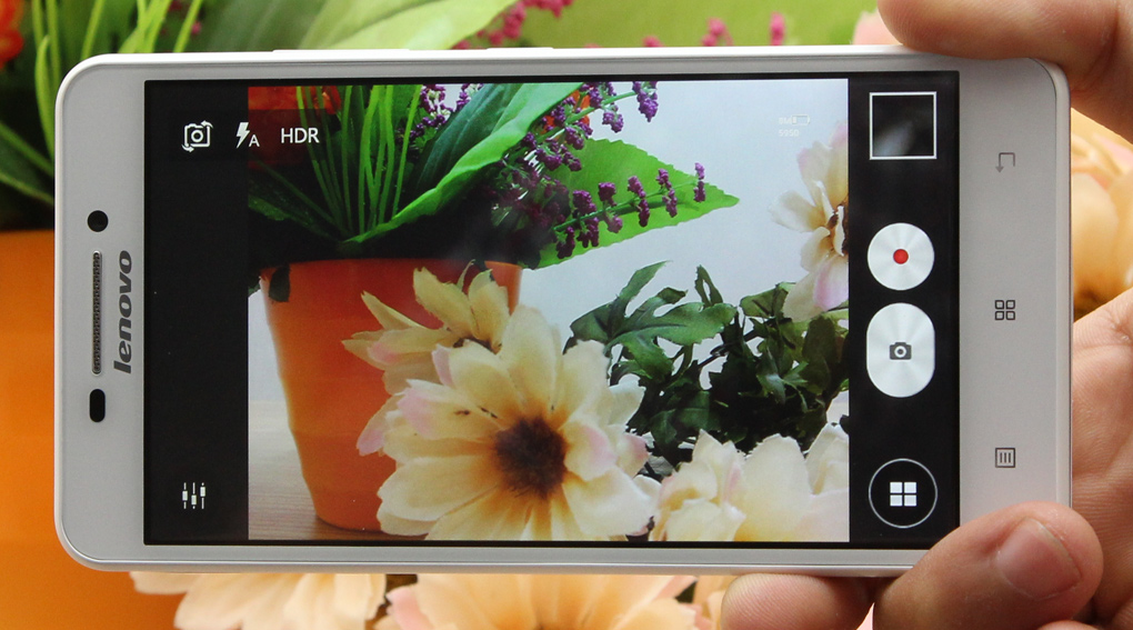 Máy có camera chính 8MP, kèm đèn LED Flash trợ sáng và camera phụ 2MP Máy có camera chính 8MP, kèm đèn LED Flash trợ sáng và camera phụ 2MP