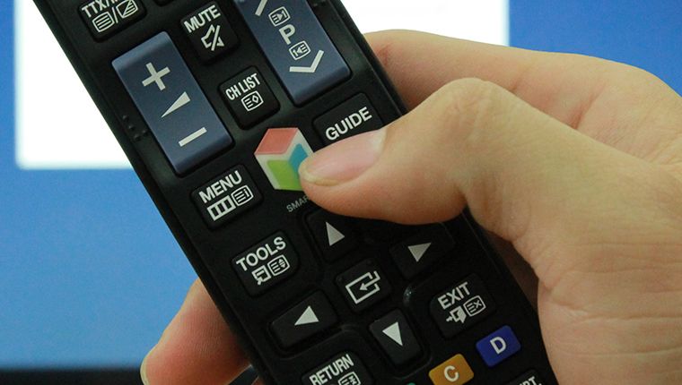 Cách sử dụng remote tivi Samsung J5500 > Bấm chọn nút Smart HUB