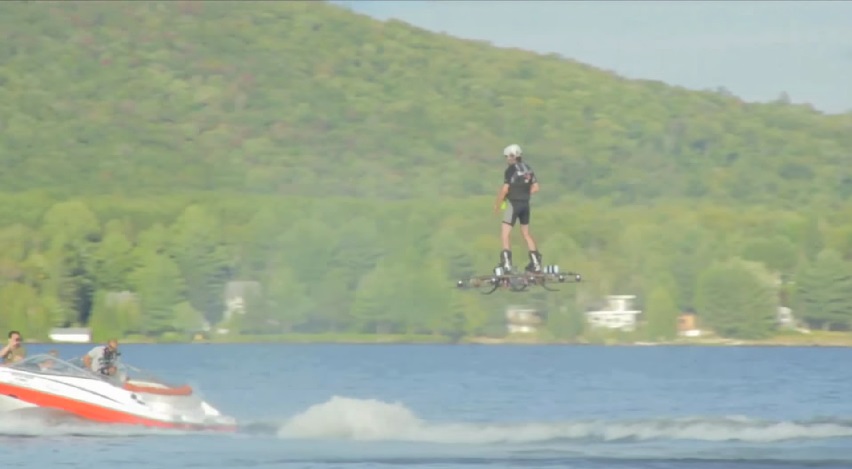 Chiếc ván bay này dùng 4 cánh quạt để tạo lực cân bằng và từ đó nâng người bay lên