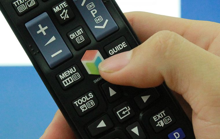 Nhấn nút SMART HUB trên remote Cách tải ứng dụng trên Smart tivi Samsung 2015 > Nhấn nút SMART HUB trên remote