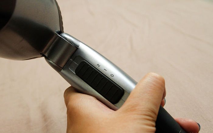 Plug the hair dryer into the electrical outlet, set the drying speed to the lowest setting, which will help prevent burning your hands and nail polish.