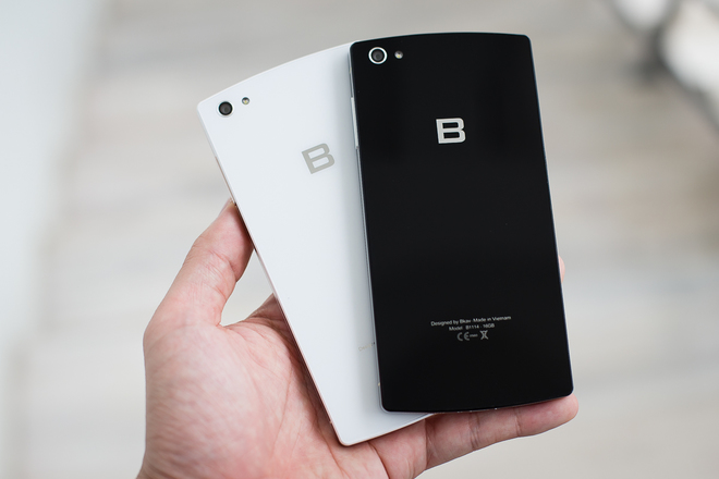 Bphone có các dung lượng bộ nhớ trong 16GB, 64GB và 128GB, cả ba đều không tích hợp khe cắm thẻ nhớ mở rộng. Phiên bản 16GB không có lựa chọn màu trắng trong khi bản đắt nhất mạ vàng 24K Limited Edition chỉ có dung lượng 128GB và màu đen.