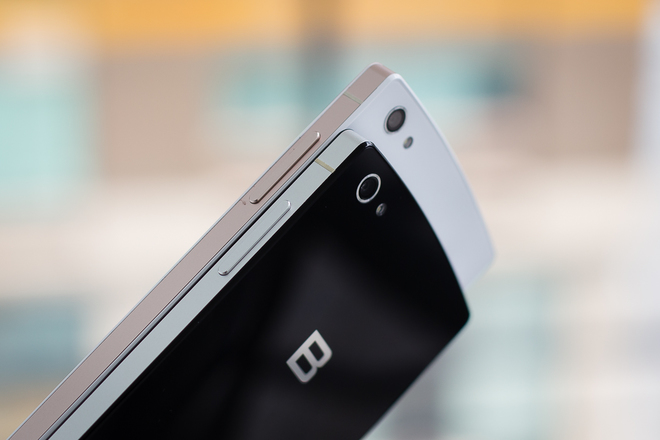 Bphone bản 64GB có nhiều lựa chọn nhất về màu sắc với mặt kính đen hoặc trắng, viền màu bạc hoặc vàng Champagne (mặt kính trắng).