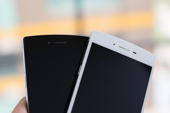 Nhìn thực tế, Bphone với mặt kính đen cho cảm giác sang, đẹp và hấp dẫn hơn phiên bản màu trắng khá nhiều. Ở bản màu trắng, phần loa thoại có màu bạc, không ăn nhập vào thiết kế như ở màu đen.