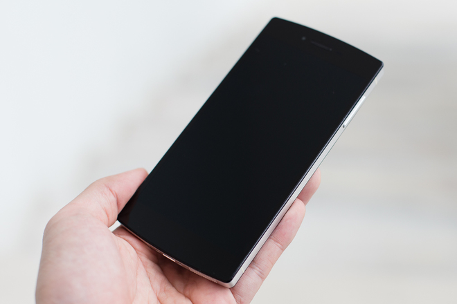 Có khung viền kim loại như thiết kế của iPhone 4 hay 4S, nhưng cảm giác cầm Bphone dễ chịu hơn nhờ phần viền bo nhẹ ở các mép khiến máy không cấn tay.