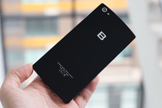 Có khung viền kim loại như thiết kế của iPhone 4 hay 4S, nhưng cảm giác cầm Bphone dễ chịu hơn nhờ phần viền bo nhẹ ở các mép khiến máy không cấn tay.