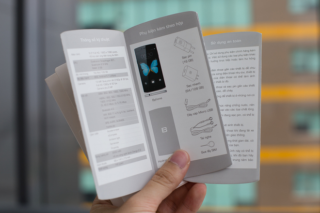 Sách hướng dẫn sử dụng được làm vừa bằng chiếc Bphone với thông tin chi tiết về cấu hình và phụ kiện.