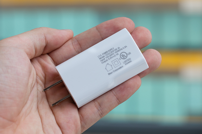 Riêng phiên bản 16GB sử dụng sạc pin thông thường, trong khi các phiên bản 64GB và phiên bản Limited Edition 128GB (mạ vàng 24K) được trang bị sạc nhanh Quick Charge 2.0.