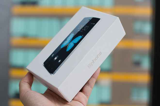 Hộp đựng của Bphone phiên bản thương mại được làm khá gọn gàng với kích thước nhỉnh hơn một chút so với điện thoại. Vỏ hộp màu trắng với mặt trước là hình minh hoạ phiên bản màu đen, bên hông là tên sản phẩm. Các thông tin chi tiết về cấu hình sản phẩm nằm hết ở mặt sau.