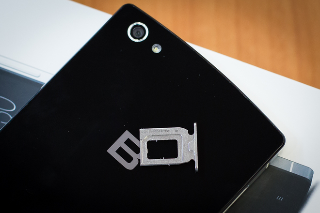 Bphone mang kiểu dáng nguyên khối và được thiết kế tối giản. Máy không có khe cắm thẻ nhớ trong khi khay SIM dạng nano, nó được làm bằng kim loại và khắc thông tin EMEI riêng từng sản phẩm.