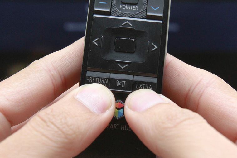 Nhấn giữ cùng lúc hai phím RETURN – EXIT và nút EXTRA Cách đăng ký remote thông minh với Smart tivi Samsung 2015 > Nhấn giữ cùng lúc hai phím RETURN – EXIT và nút EXTRA