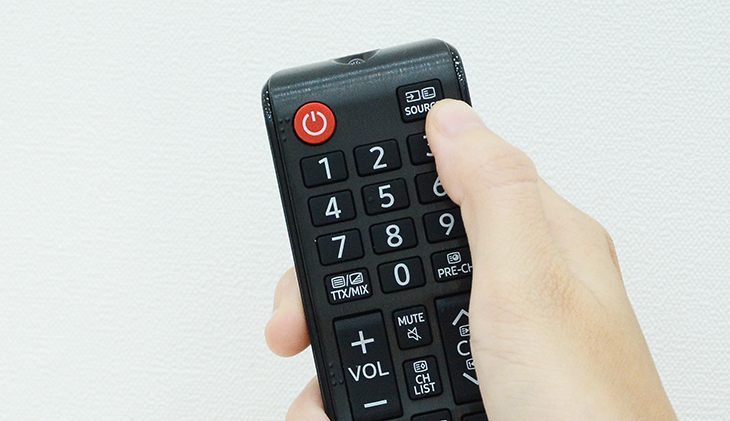 Cách dò kênh tivi Samsung thường > Nhấn nút SOURCE trên remote