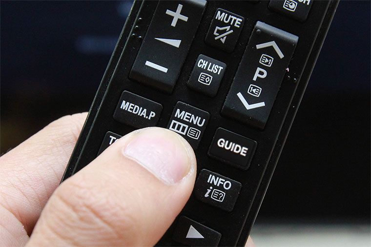 Bấm chọn menu Cách dò kênh tivi Samsung 2015 > Bấm chọn menu
