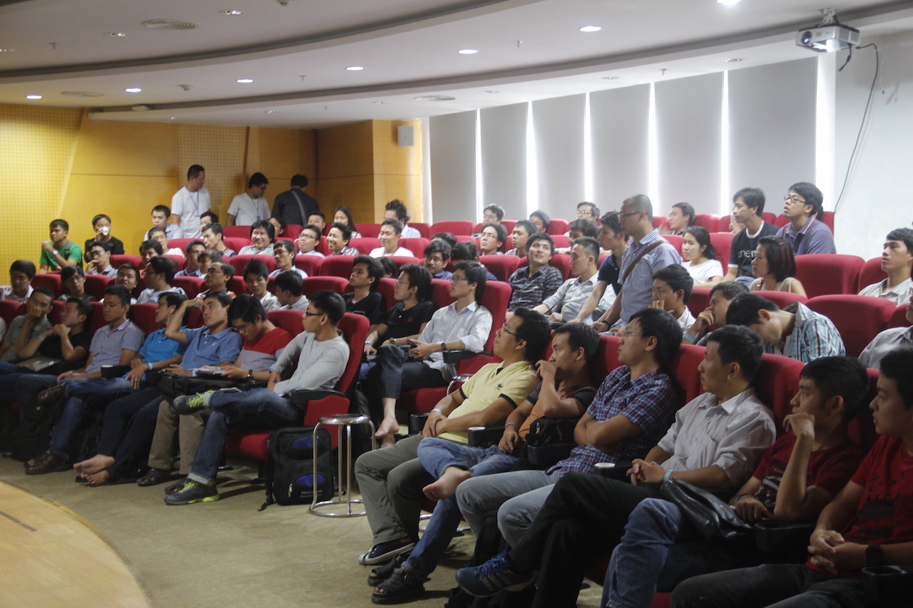 Khán phòng thuyết trình với rất đông người tham gia 1 Khán phòng thuyết trình với rất đông người tham gia 1