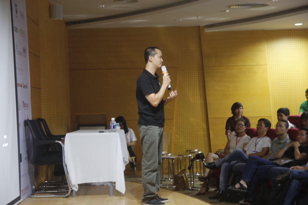 Khán phòng thuyết trình với rất đông người tham gia 3 Khán phòng thuyết trình với rất đông người tham gia 3