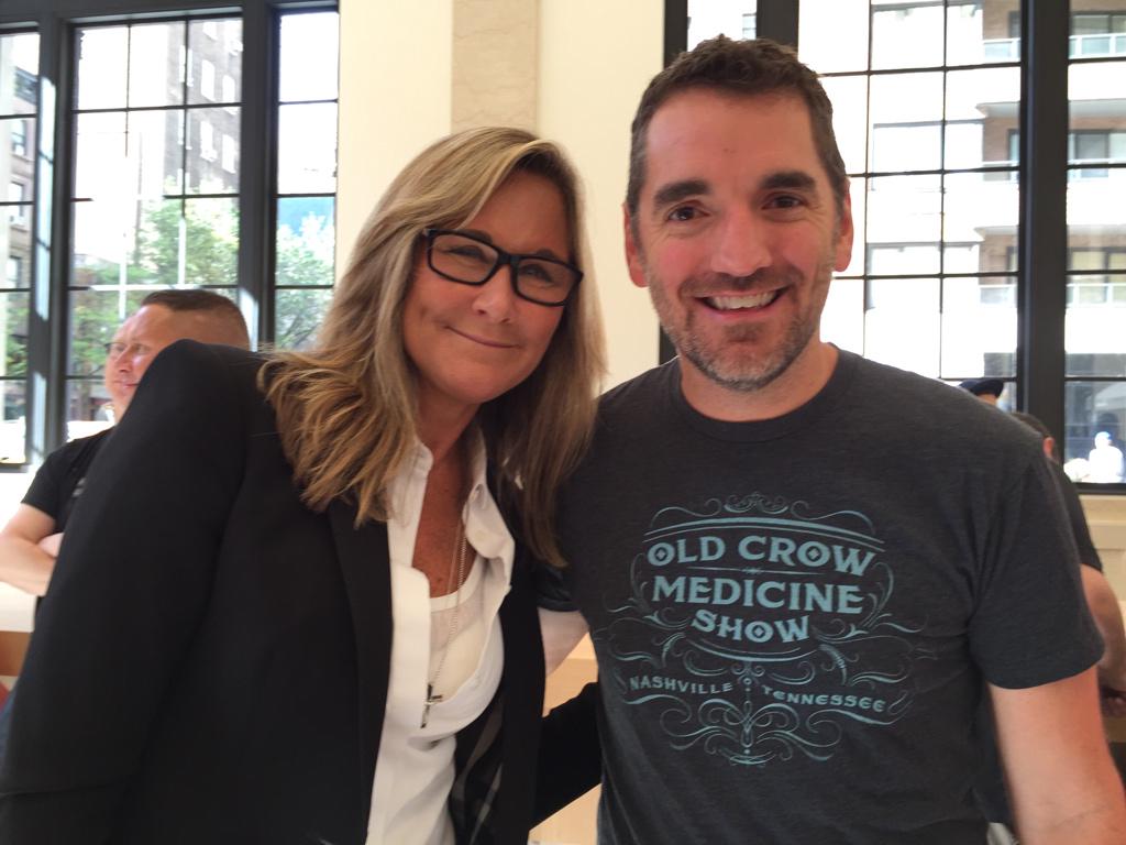 Bà Angela Ahrendts Bà Angela Ahrendts