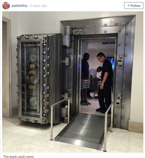 Kho tiền biến thành nơi trải nghiệm Apple Watch Edition Kho tiền biến thành nơi trải nghiệm Apple Watch Edition