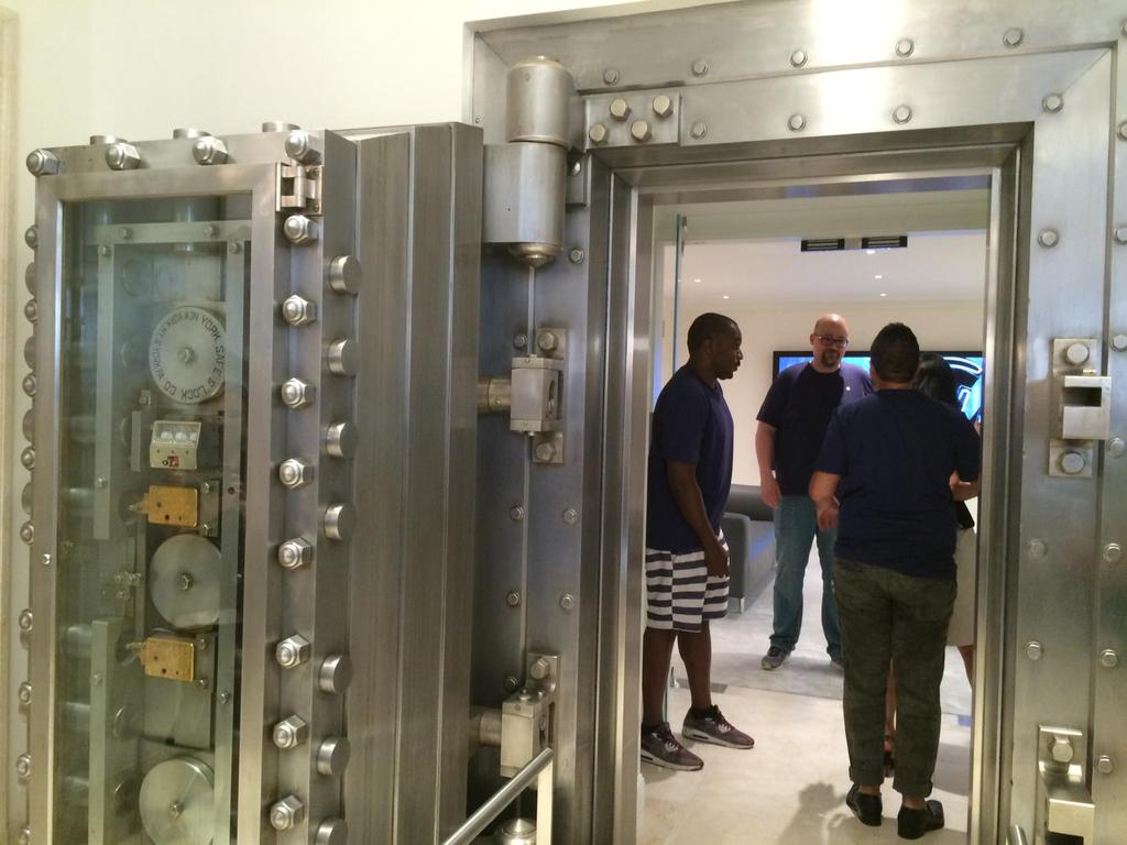 Kho tiền biến thành phòng VIP trải nghiệm Apple Watch Edition Kho tiền biến thành phòng VIP trải nghiệm Apple Watch Edition