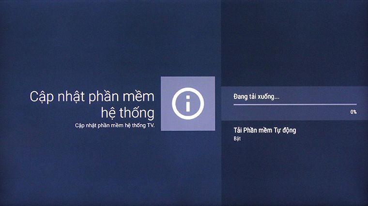 Nếu tivi nhà bạn chưa từng cài đặt cập nhật phần mềm tự động thì bạn phải đợi thêm 20 - 30 phút để chờ tivi tải về và cài đặt nhé!