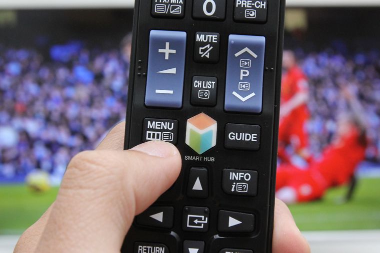 Nhấn nút MENU trên remote Cách sử dụng điều khiển tivi Samsung J5520 > Nhấn nút MENU trên remote