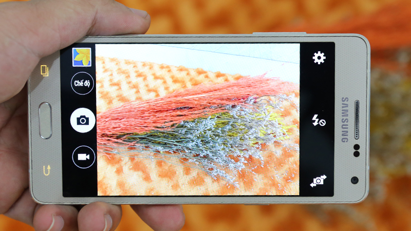 So sánh Samsung Galaxy A5 và Pantech Vega Iron 2