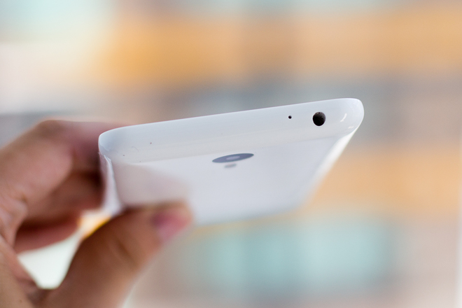 Jack cắm tai nghe 3.5mm và micro phụ nằm ở cạnh trên