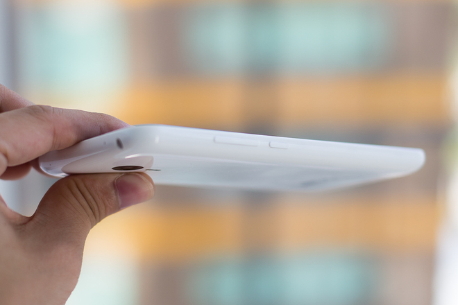 Cạnh trái là nút tăng giảm âm lượng và nút nguồn