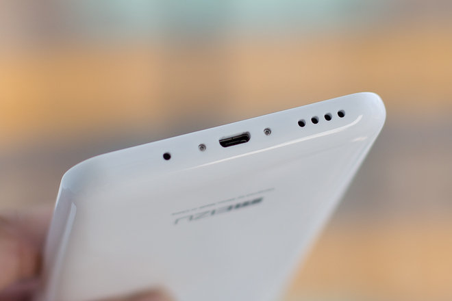 Cạnh dưới với cổng kết nối và loa ngoài khá giống với chiếc iPhone 5C của Apple