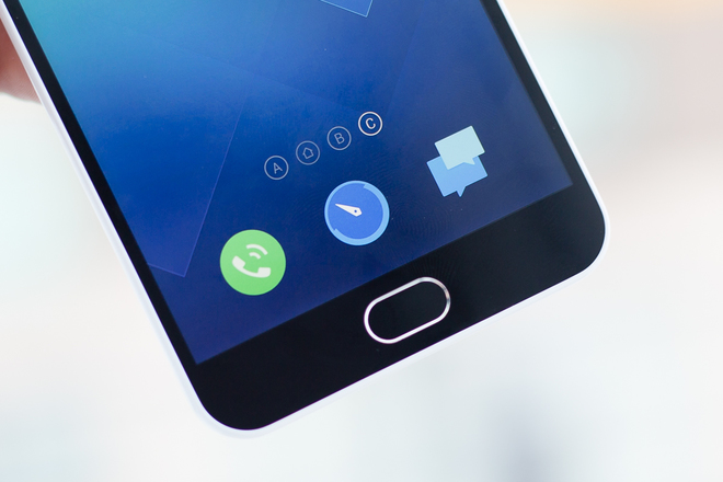 Mặt trước của thiết bị chỉ có một nút Home duy nhất nhưng phím này tích hợp cảm ứng hỗ trợ cho việc điều hướng các chức năng tương tự như phím Back trên những smartphone Android khác