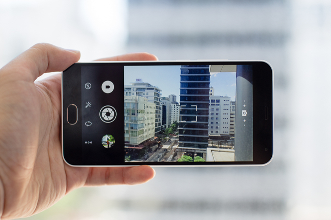 Ngoài ra, thiết bị này còn sở hữu camera độ phân giải 13MP, tích hợp đèn Flash Dual-Tone với nhiều chế độ chụp ảnh và camera trước độ phân giải 5MP