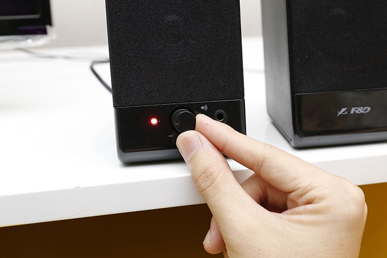 Hướng dẫn cách kết nối tivi với loa qua jack cắm 3.5 mm để nghe nhạc thả ga > Điều chỉnh âm lượng từ phím xoay trên loa ngoài