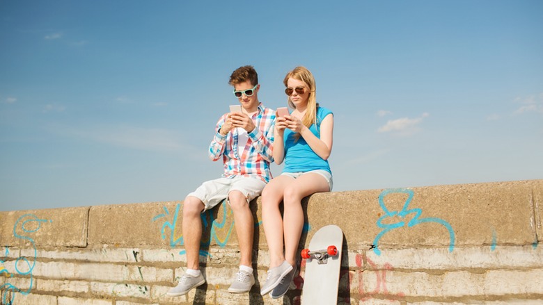 Căng cứng cổ do nhìn xuống màn hình điện thoại nhiều giờ liền