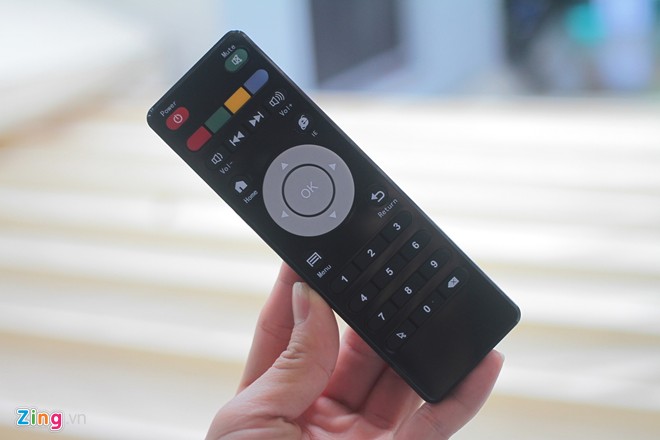 Remote đi kèm được thiết kế khá đơn giản Remote đi kèm được thiết kế khá đơn giản