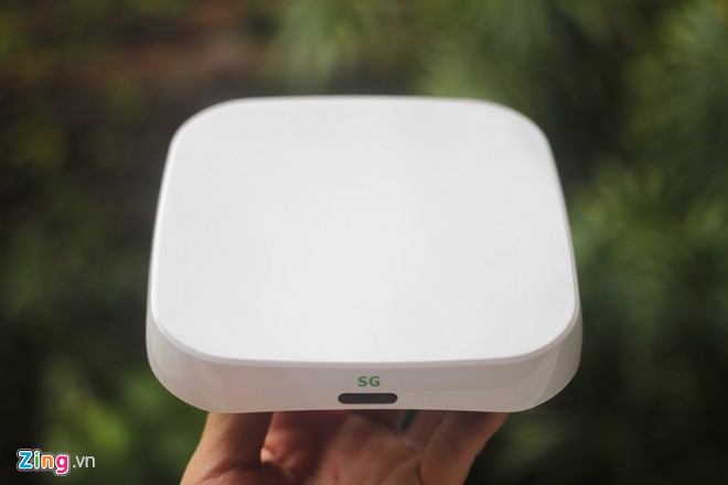 So với các mẫu Android Box trên thị trường, SG Box trông khá nhỏ gọn. Tuy nhiên, thiết kế của sản phẩm không tạo cảm giác hiện đại. Cổng nhận tín hiệu hồng ngoại để kết nối với điều khiển nằm ở mặt trước.