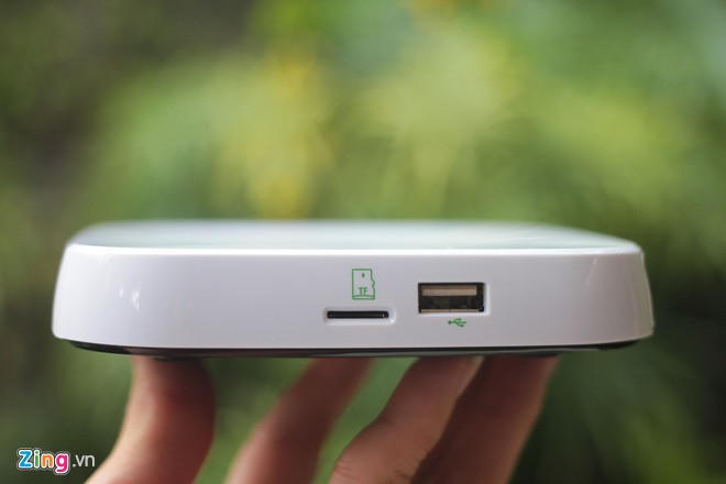 Cạnh bên gồm khe cắm thẻ nhớ và cổng kết nối USB 2.0.