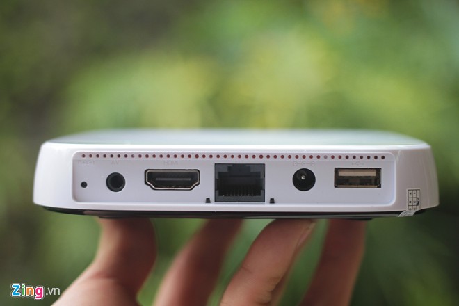 Cạnh sau có lỗ reset cùng các cổng AV, HDMI, LAN, jack nguồn và USB. Những TV đời cũ không hỗ trợ kết nối HDMI thì sẽ sử dụng cổng AV, tuy nhiên chất lượng âm thanh, hình ảnh không tốt bằng.