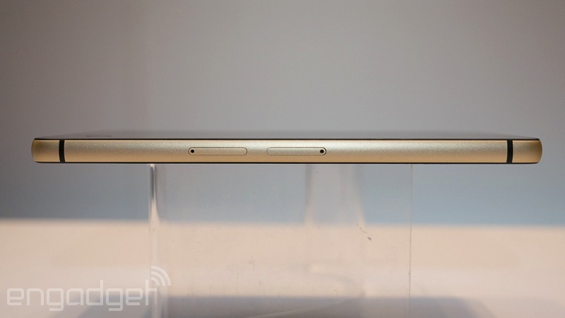 InFocus M810 rất giống một thành viên trong gia đình Xperia Z 2