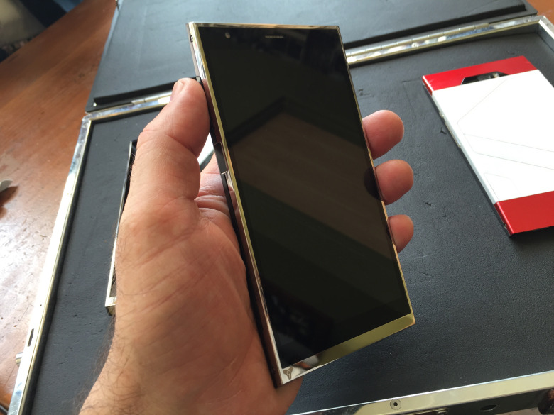Turing Phone được làm từ kim loại lỏng