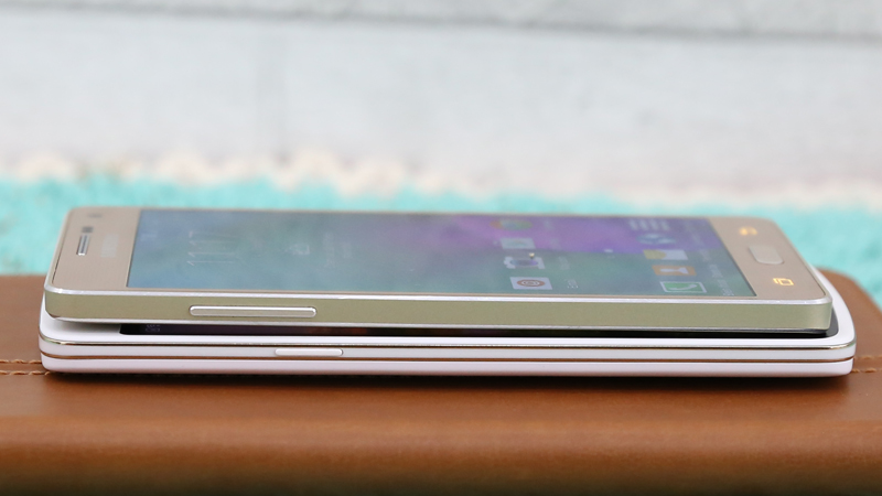 cạnh trái của N1 mini và Galaxy A5