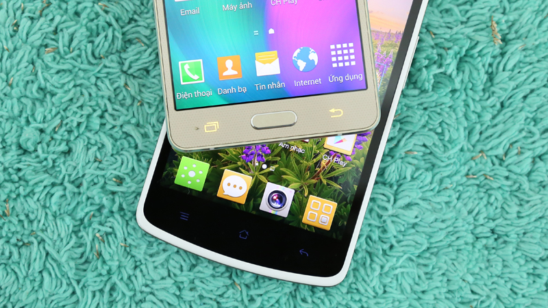 góc dưới màn hình của 2 sản phẩm