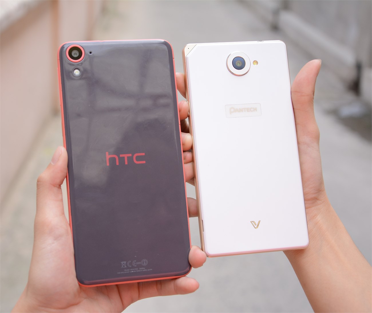 So sánh HTC Desire 826 và Pantech Vega Iron 2